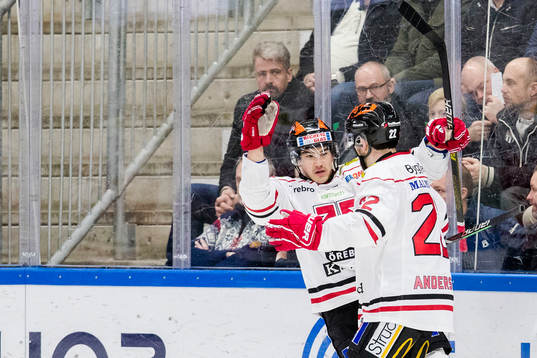 Örebros Shane Harper jublar med Jonathan Andersson