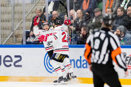 Örebros Shane Harper jublar med Jonathan Andersson