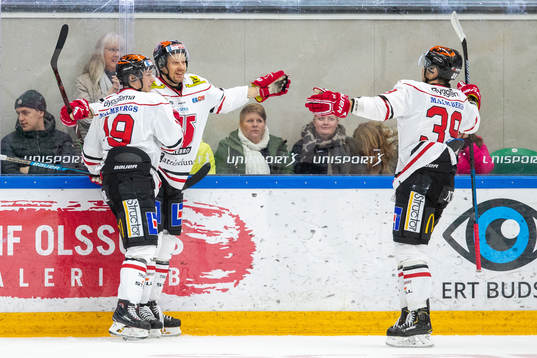 Örebros Marcus Weinstock jublar med lagkamrater