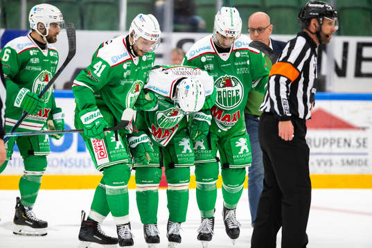 Rögles Taylor Matson får hjälp av isen av lagkamrater
