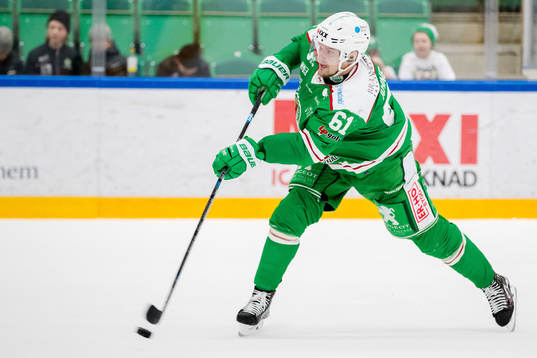 Rögles Jonas Ahnelöv skjuter