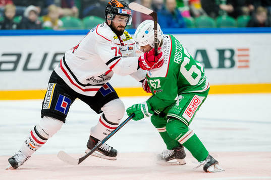 Örebros Nick Ebert och Rögles Leon Bristedt  i närkamp