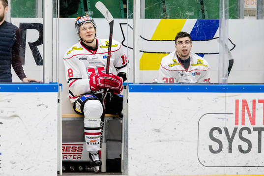 Örebros Tyson Spink och Jordan Boucher i utvisningsbåset