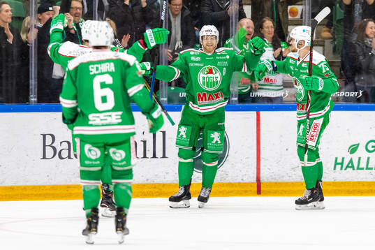 Rögles Ted Brithén jublar med lagkamrater