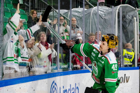 Rögles målvakt Justin Pogge jublar