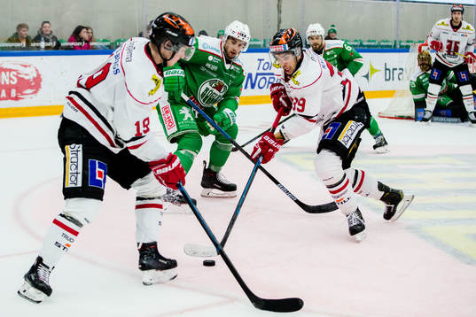 Örebros Patrik Virta och Jordan Boucher anfaller mot