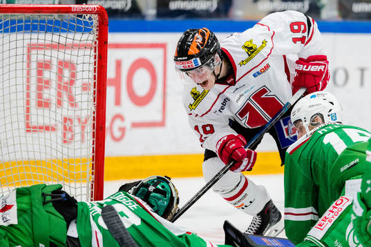 Örebros Patrik Virta försöker få in pucken