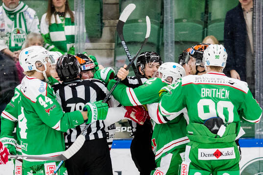 Rögles och Örebros spelare i bråk