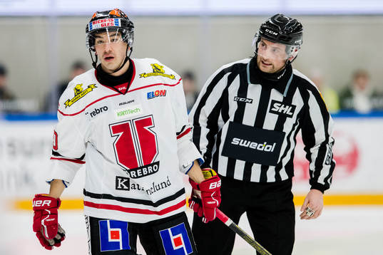Örebros Shane Harper och linjedomare Robin Werner