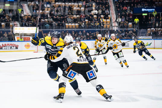 s Anton Bengtsson och Skellefteås Adam Wilsby i kamp