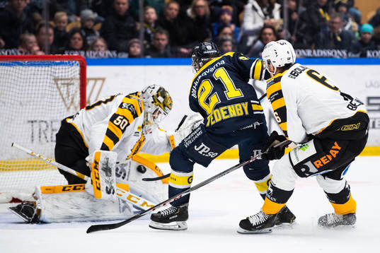 s Mattias Tedenby utmanar Skellefteås målvakt Mantas