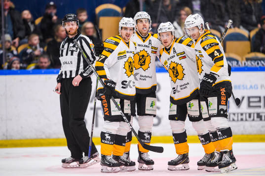 Skellefteås Joakim Lindström jublar med lagkamrater