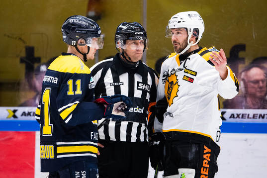 s Simon Önerud, domare Sören Persson  och Skellefteås