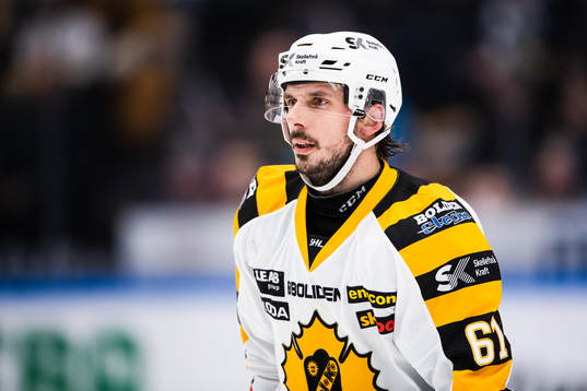 Skellefteås Fredrik Lindgren lämnar plan
