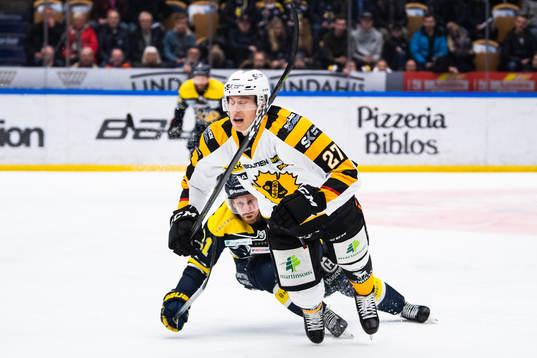 s Mattias Tedenby och Skellefteås Robin Alvarez i närkamp