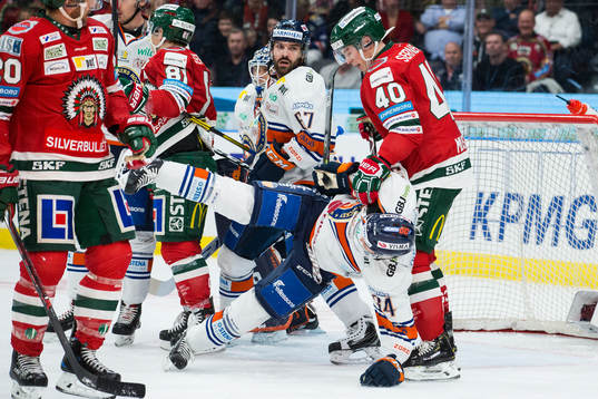 Växjös Niclas Burström dras omkull av Frölundas Joel