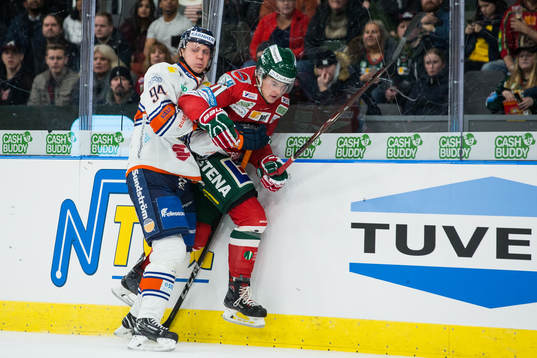 Växjös Joel Persson tacklar Frölundas Samuel Fagemo