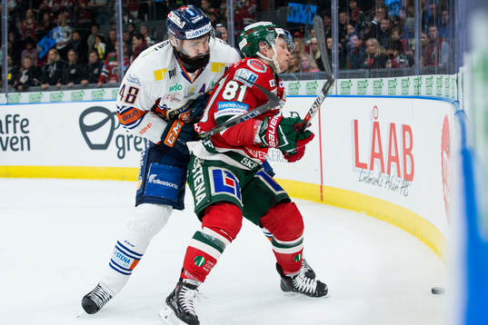 Växjös Daniel Rahimi tacklar Frölundas Ryan Lasch