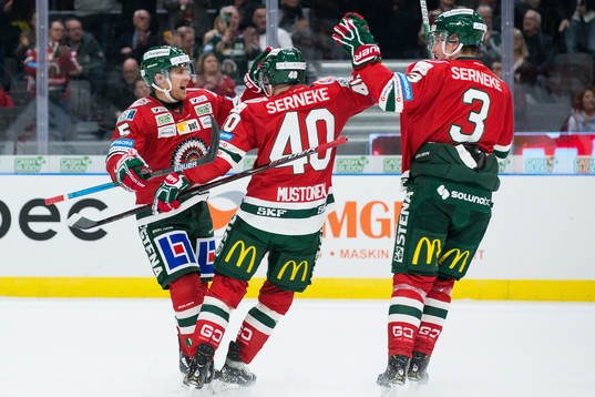 Frölundas Chay Genoway jublar med lagkamrater