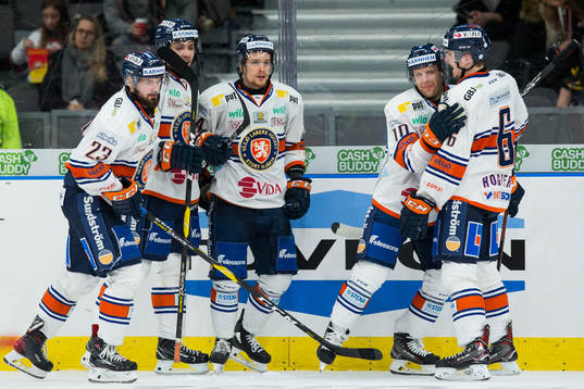 Växjös Kris Versteeg jublar med lagkamrater