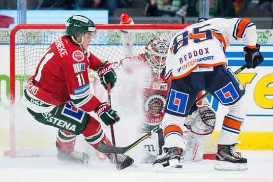 Frölundas målvakt Johan Gustafsson räddar ett avslut