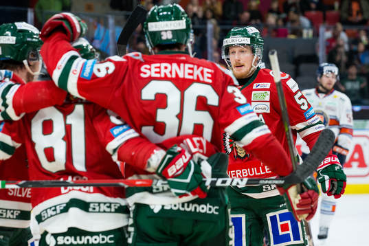 Frölundas Simon Hjalmarsson jublar med lagkamrater