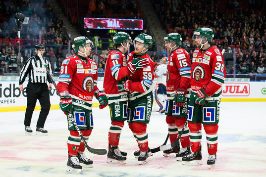 Frölundas Simon Hjalmarsson jublar med lagkamrater