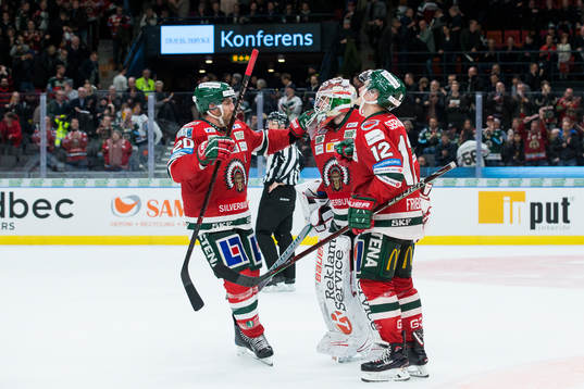 Frölundas målvakt Johan Gustafsson jublar med Max Friberg