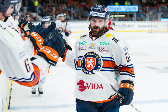 Växjös Linus Fröberg jublar med lagkamrater