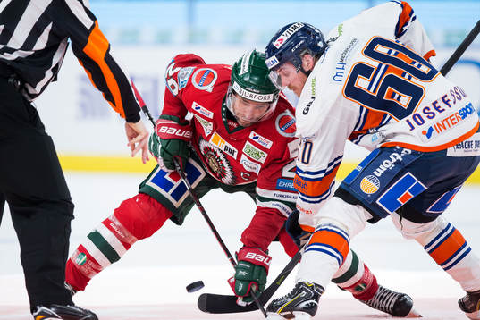 Frölundas Joel Lundqvist tekar mot Växjös Erik Josefsson