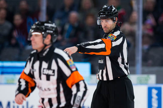 Domare Mikael Sjöqvist dömer kvittering 1-1 för Frölunda