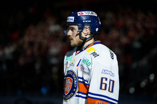 Växjös Erik Josefsson på line up innan ishockeymatchen i