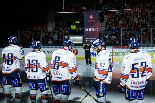 Växjös spelare ser Frölunda hissa en flagga