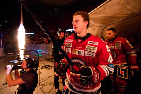 Frölundas Lucas Raymond på väg ut