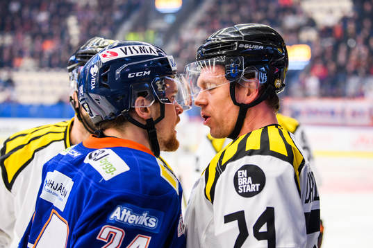 Bråk mellan. Växjös Brendan Shinnimin och Brynäs