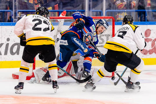Växjös Brendan Shinnimin oroar framför Brynäs mål