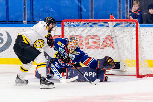Brynäs Johan Alcén oroar framför Växjös målvakt
