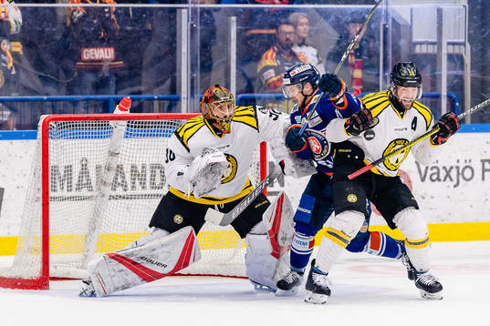Växjös Brendan Shinnimin mellan Brynäs målvakt Joacim