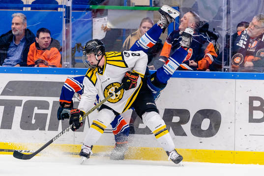 Brynäs Victor Söderström tacklar Växjös Jonas
