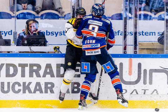 Växjös Oliver Bohm tacklar Brynäs Alexander Bjurström