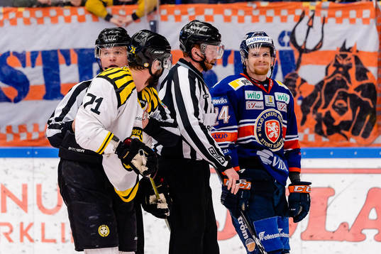 Irriterat mellan Brynäs Robert Kousal och Växjös Brendan