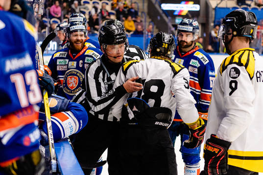 Gruff mellan Växjös Liam Reddox och Brynäs Adrian
