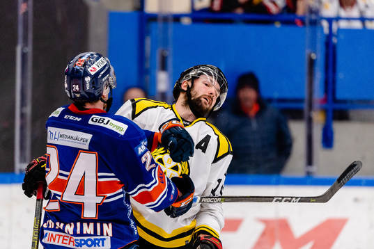 Gruff mellan Växjös Brendan Shinnimin och Brynäs Simon