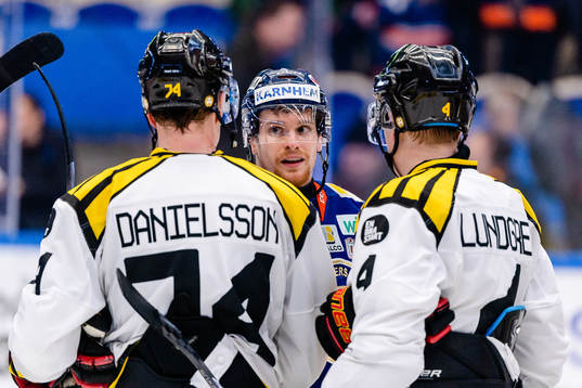 Växjös Brendan Shinnimin pratar med Brynäs Nicklas