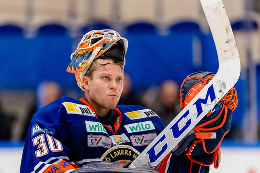 Växjös målvakt Viktor Fasth jublar