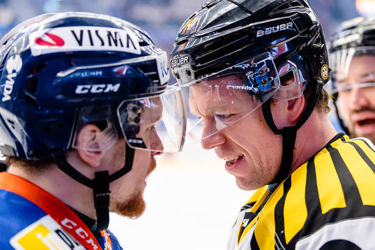 Gruff mellan Växjös Brendan Shinnimin och Brynäs Nicklas