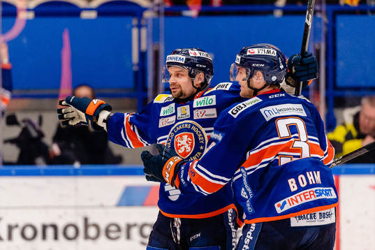 Växjös Janne Pesonen och Oliver Bohm jublar