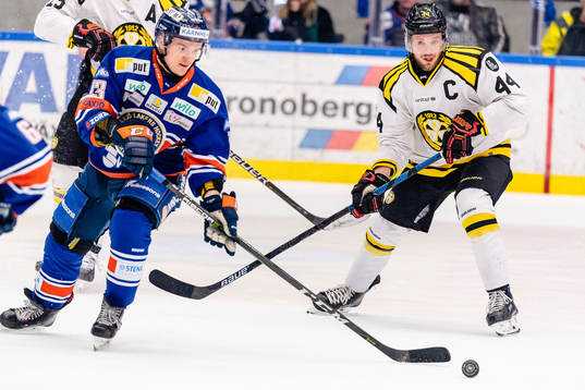 Brynäs Jacob Blomqvist jagar Växjös Julius Junttila