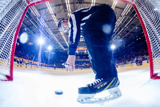 Linjedomare Ludvig Lundgren plockar pucken ur målburen