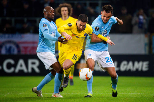 Eden Hazard fights for the ball with Fouad Bachirou and